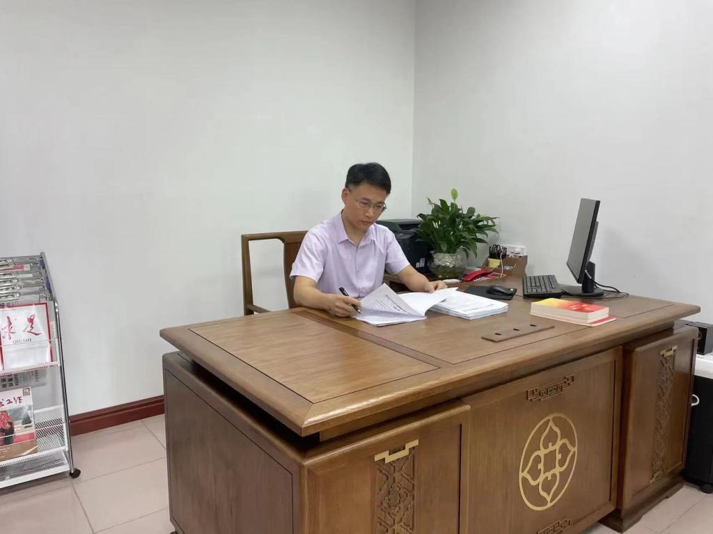 8xbet手机客户端校友许云获评第六届  广东省“人民满意的公务员”称号