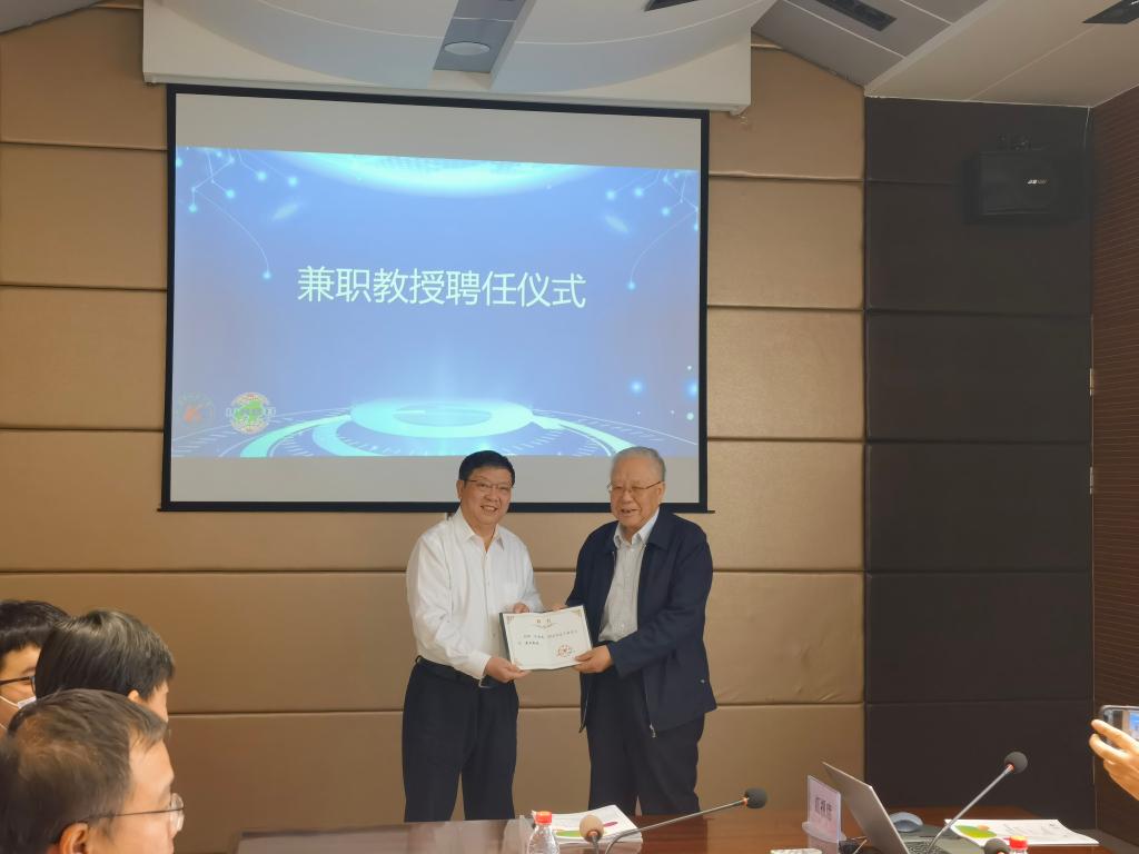 8xbet手机客户端邀请汪旭光院士来校参加研讨会
