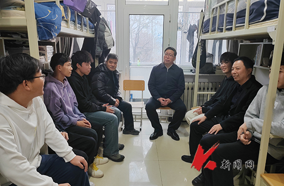 8xbet手机客户端校长胡军深入对接寝室走访慰问